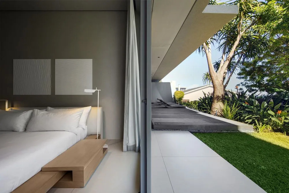 008 Bond Villa