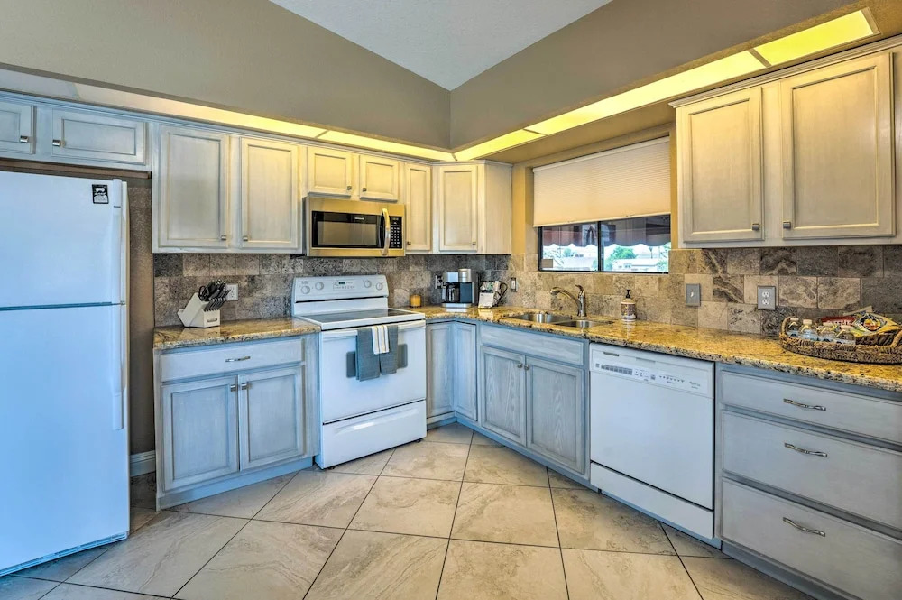 Havasu Vacation Rental w/ Private Pool & Hot Tub!