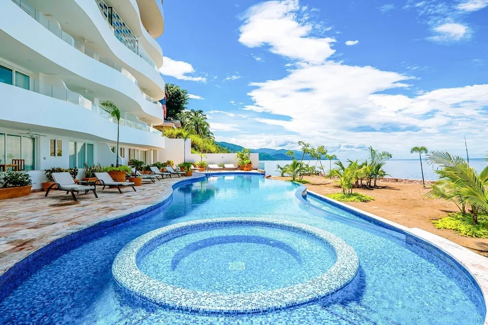 Luxe 2nd-floor Condo With Endless Ocean Views, Pool, spa & Balcony
