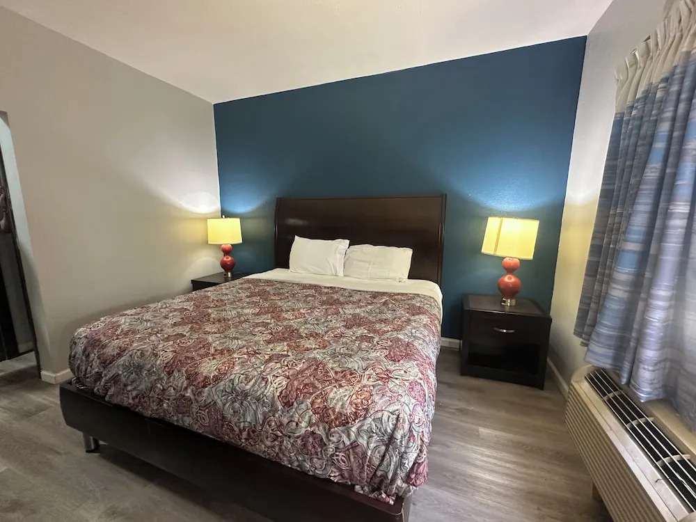 Budget Inn, Hwy 41