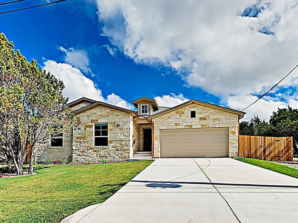 New Listing! Brand-new Hideaway Near Lakeside Fun 4 Bedroom Home