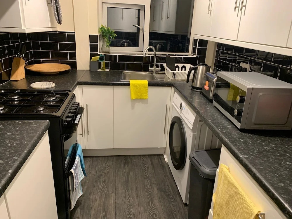 House Sleeps 6 With Garden, Parking