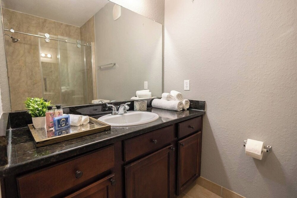1370 Tuscana LN Davenport, 3bed