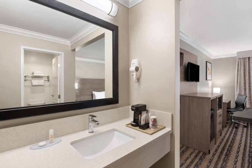 Solara Inn and Suites