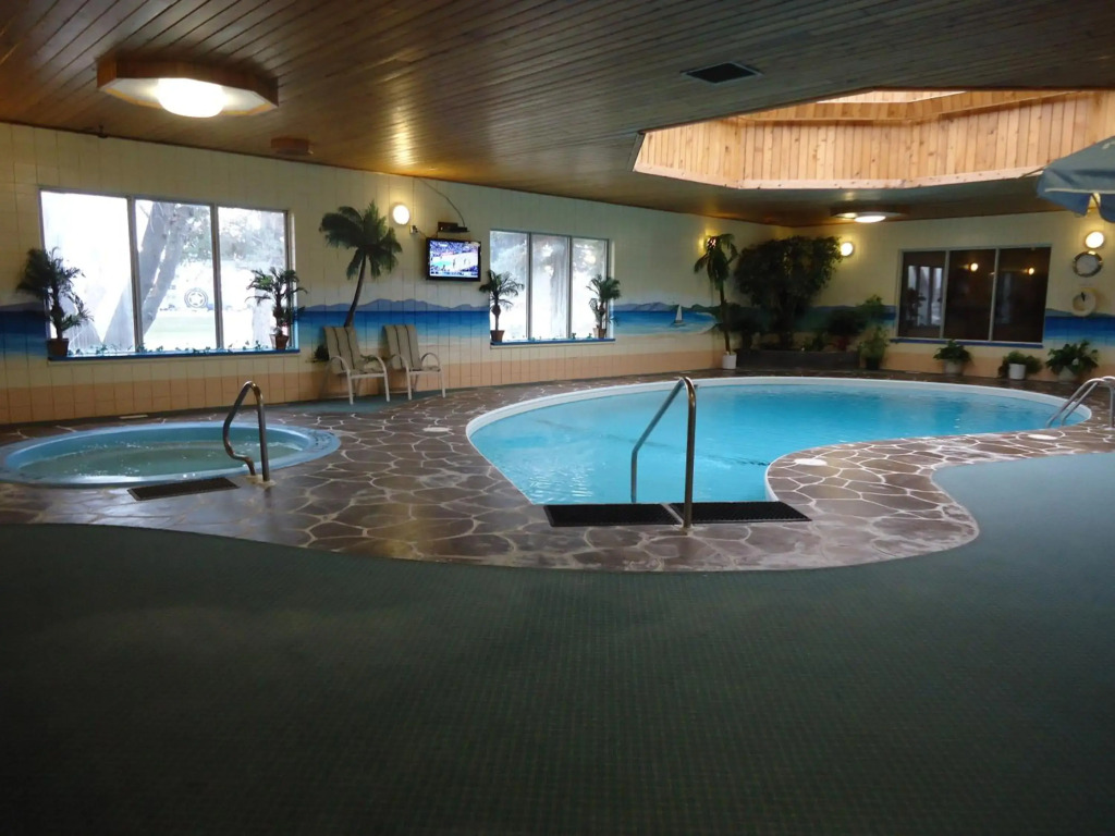 Canway Inn & Suites