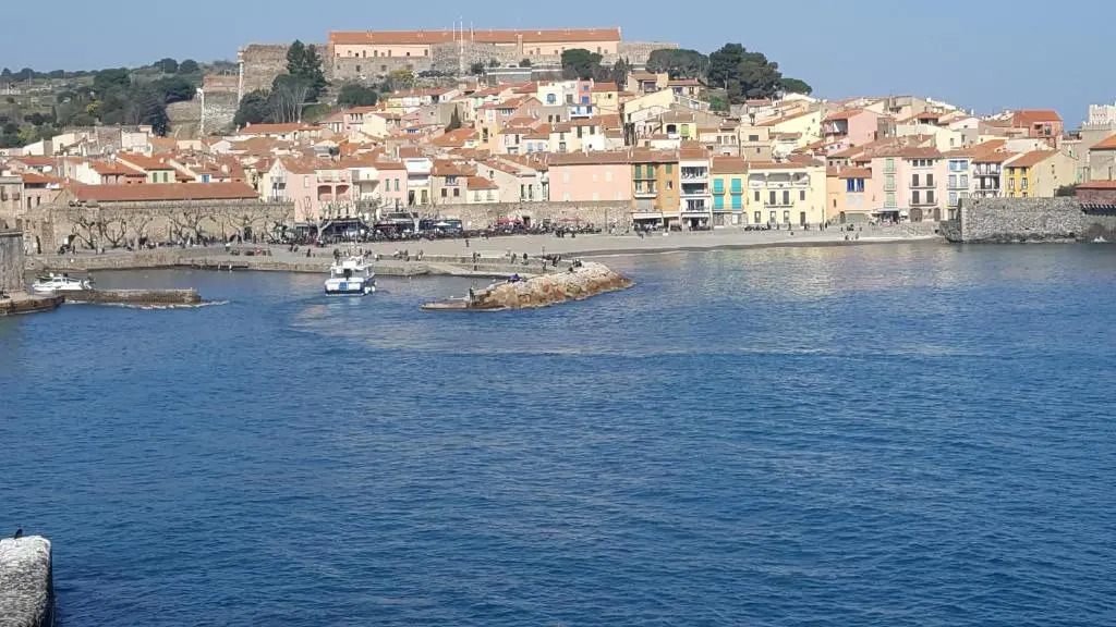 COLLIOURE tres bel appart a 150 metres des plages avec jardin prive et parking dans residence securisee