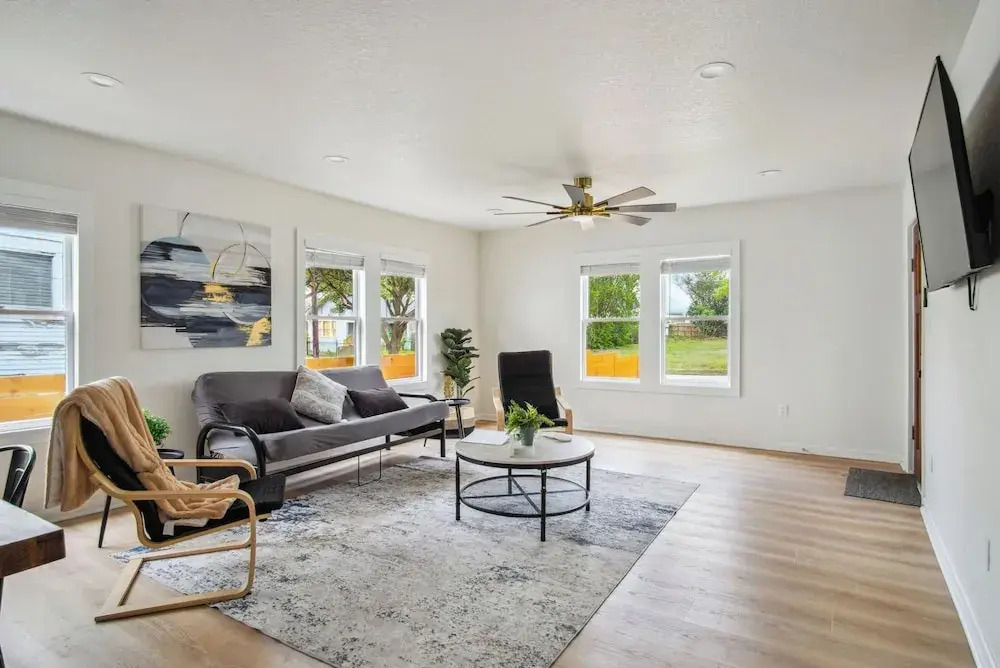 Stylish & Spacious Comfort 4br/3ba Downtown Gem!