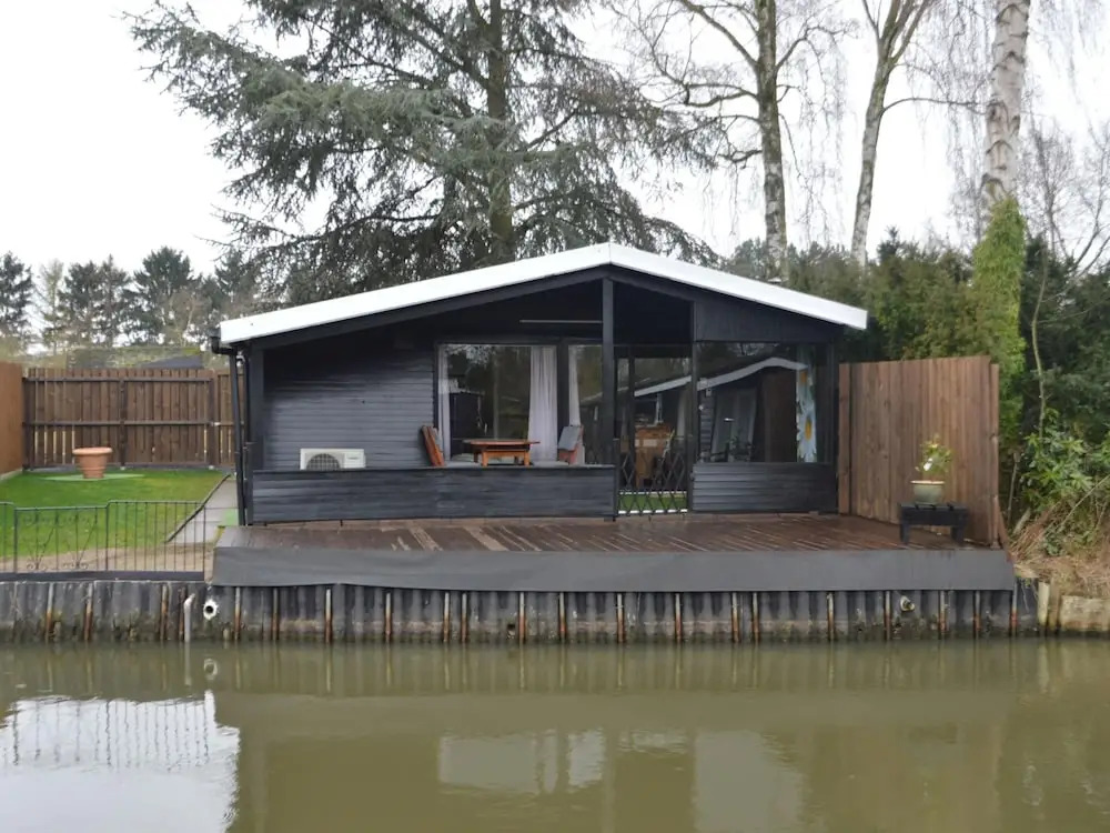 Modern Waterfront Chalet