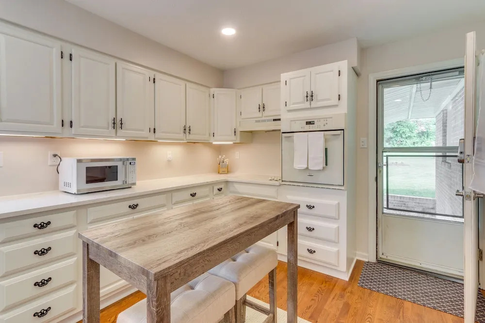 Pet-friendly Berryville Home: Walk to Main Street!