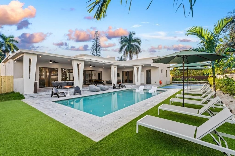 Miami Ultra Villa w Pool by Glam Homes