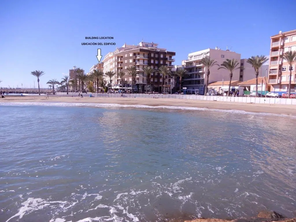 Edificio 1º línea de playa, en paseo marítimo de Torrevieja, Alicante, Costa Blanca