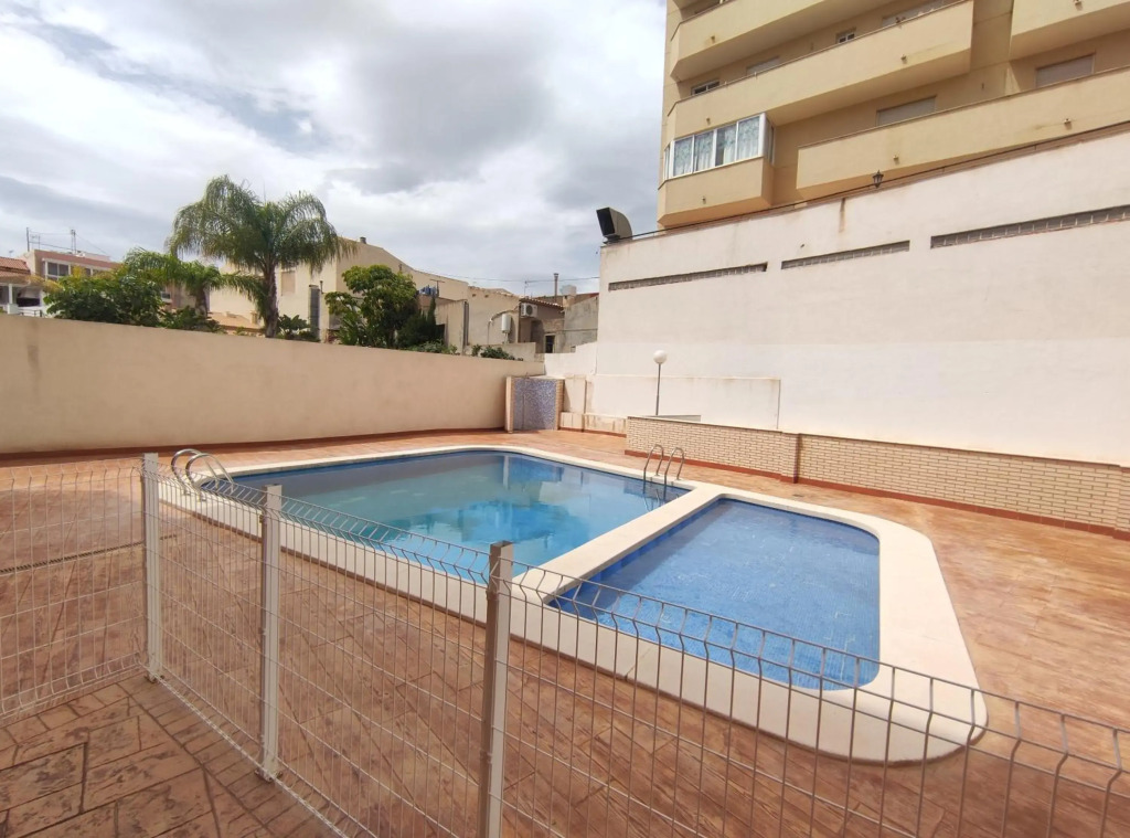 Apartamento con patio, piscina y parking privado