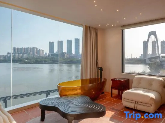 Nanning Leshell Waterside Hotel（Wanxiang City Fangte ASEAN God Painting Shop)