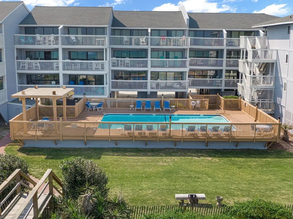 Oceanfront Condo with pool - Walk to the Tiki Bar