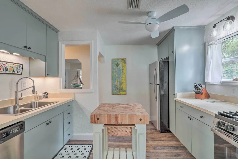 Tampa Bay Area Cottage w/ Gas Grill and Fire Pit