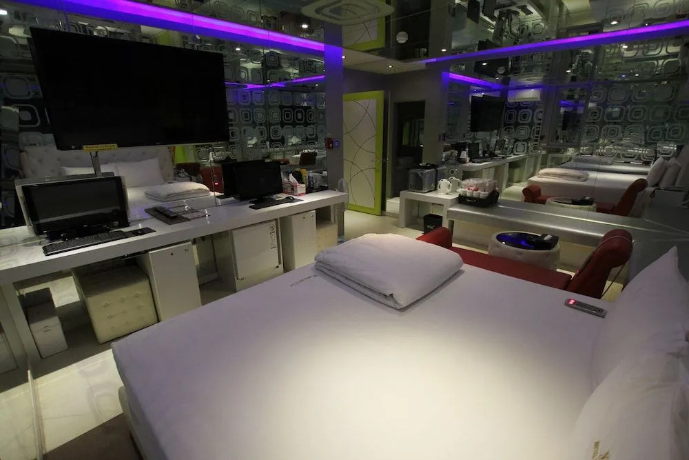 V1 Hotel