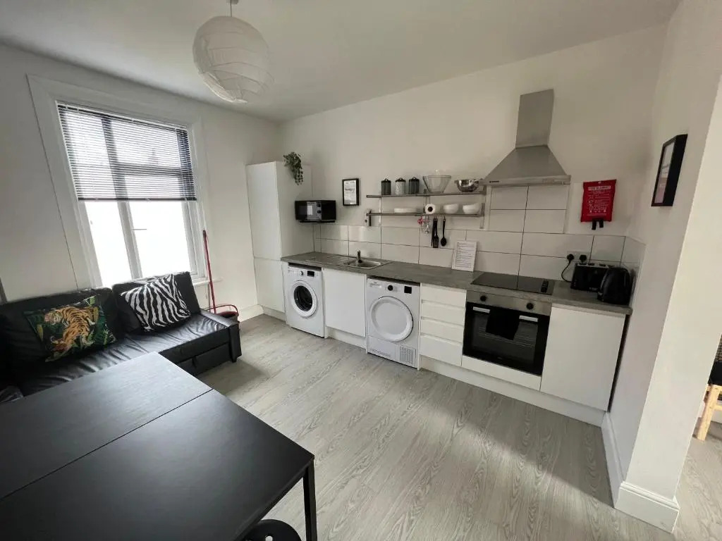 Safari Apartment, Free Parking, 10Min Walk To Blackpool tower, sleeps 12
