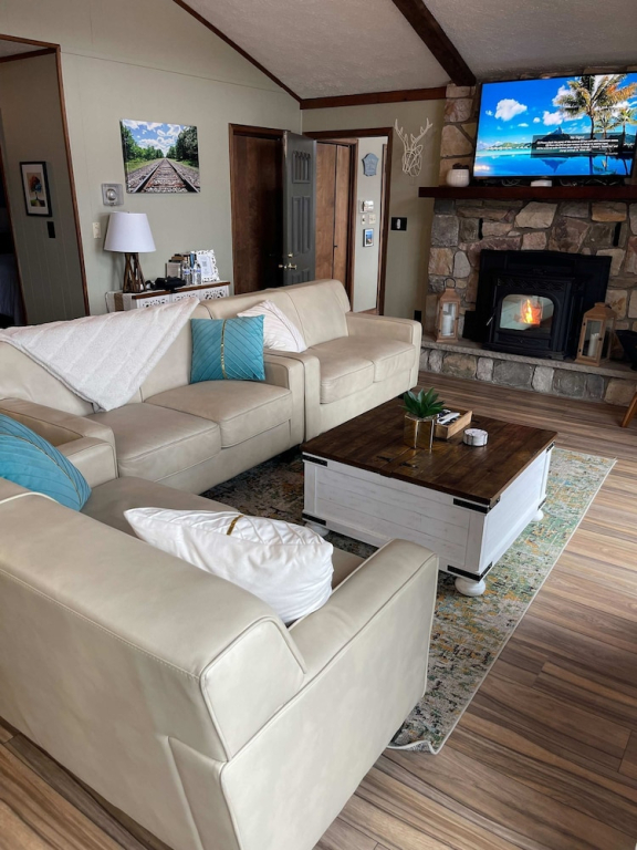 Lakefront Poconos Retreat w Hot Tub Dog Friendly