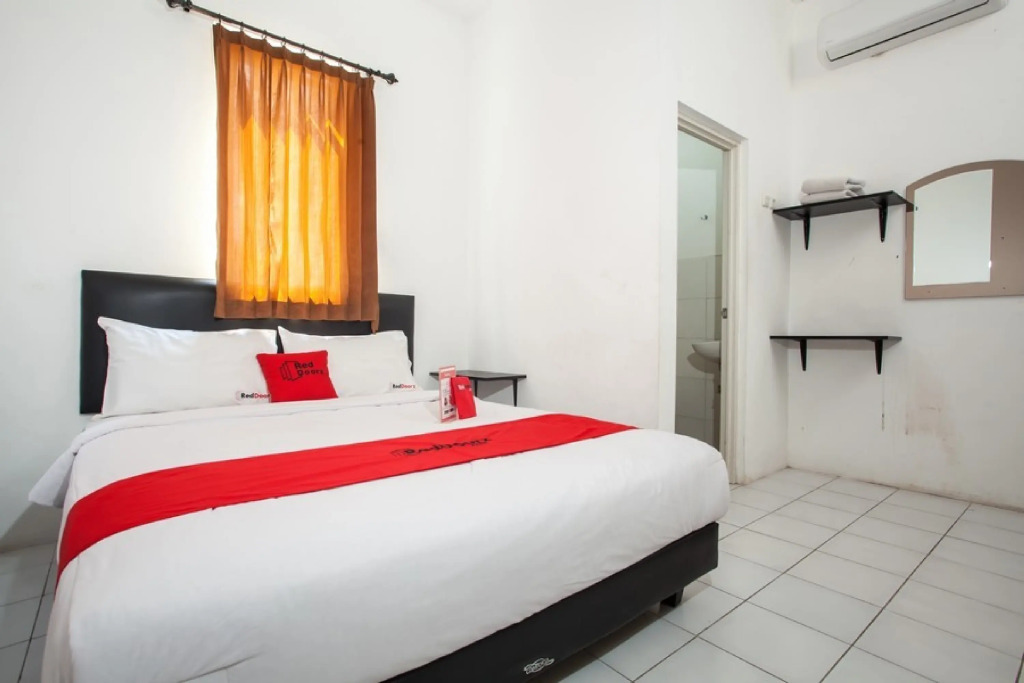 RedDoorz Plus near Galaxy Mall