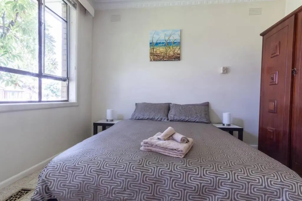 Fantastic Three Bedroom Home Close to City and Airport