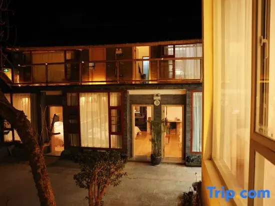 Lakeside Bliss Courtyard