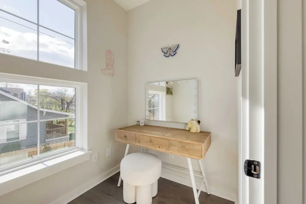Sleeps 16 2 Modern Townhomes, Minutes to Broadway Lischey & 98 Degrees by Avantstay