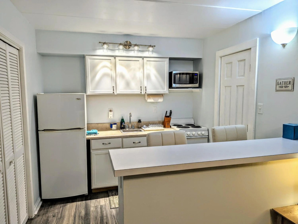 Renovated Oceanfront Boardwalk Pool, Beach, Kitchen, Restaurant, 4 People, cozy studio unit, walk right out no elevator