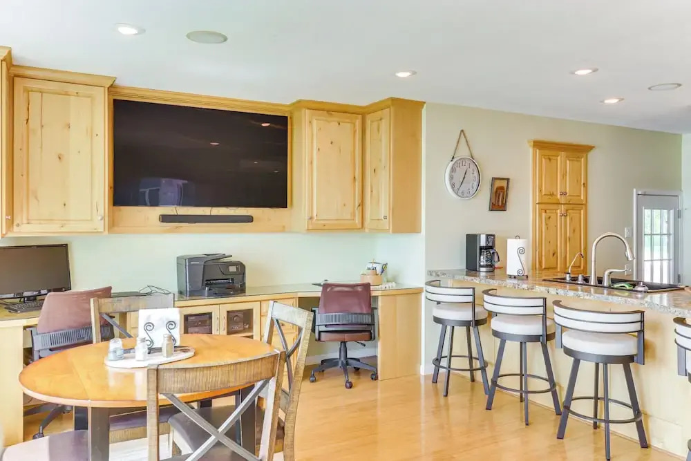 Villa on Lake Darling: Fire Pit, Deck & BBQ