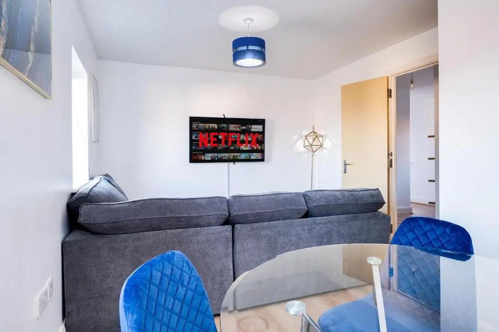 2 Bed Family Apt w/BALCONY & PARKING! ☆ FREE NETFLIX - With 50 Inch Smart TV, FREE NETFLIX & WIFI - Birmingham City Centre, By 02 Academy, Cube & Mailbox