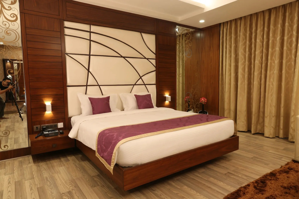 M Crown Hotel