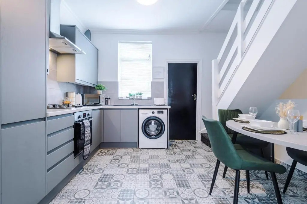 Rest&Recharge @ Windsor House (2 Bedrooms, 4 Beds, Free Parking)