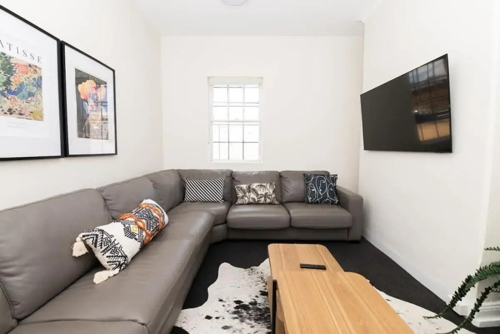 McNamara Lane Large CBD home Freshly renovated 7 Smart TV's Sleeps 11
