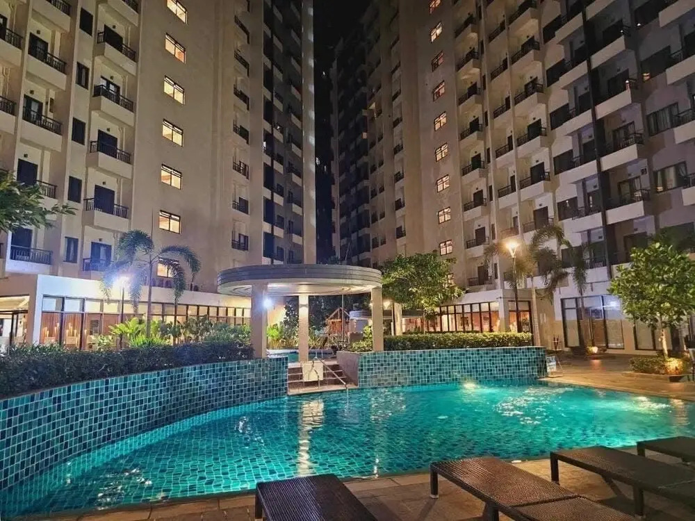 Steps to SM Bicutan w/Balcony/ Near Airport/D+/ FLX/ Karaoke/ Wifi