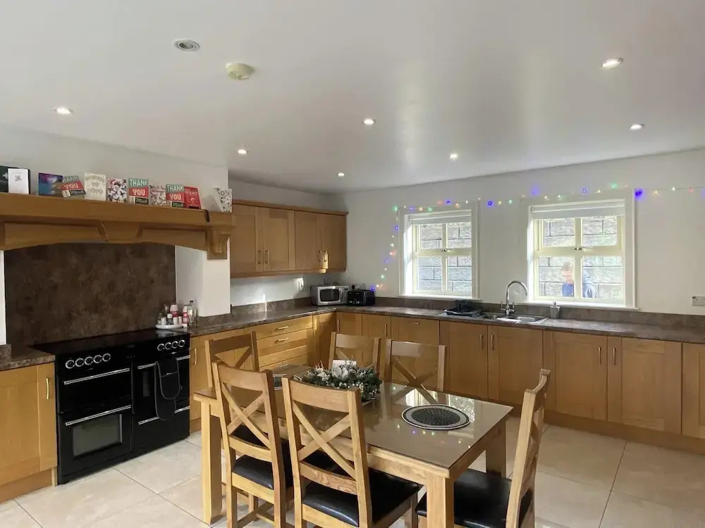 Rostrevor Valley 5-br, Sleeps 10 w/ Hot Tub & View
