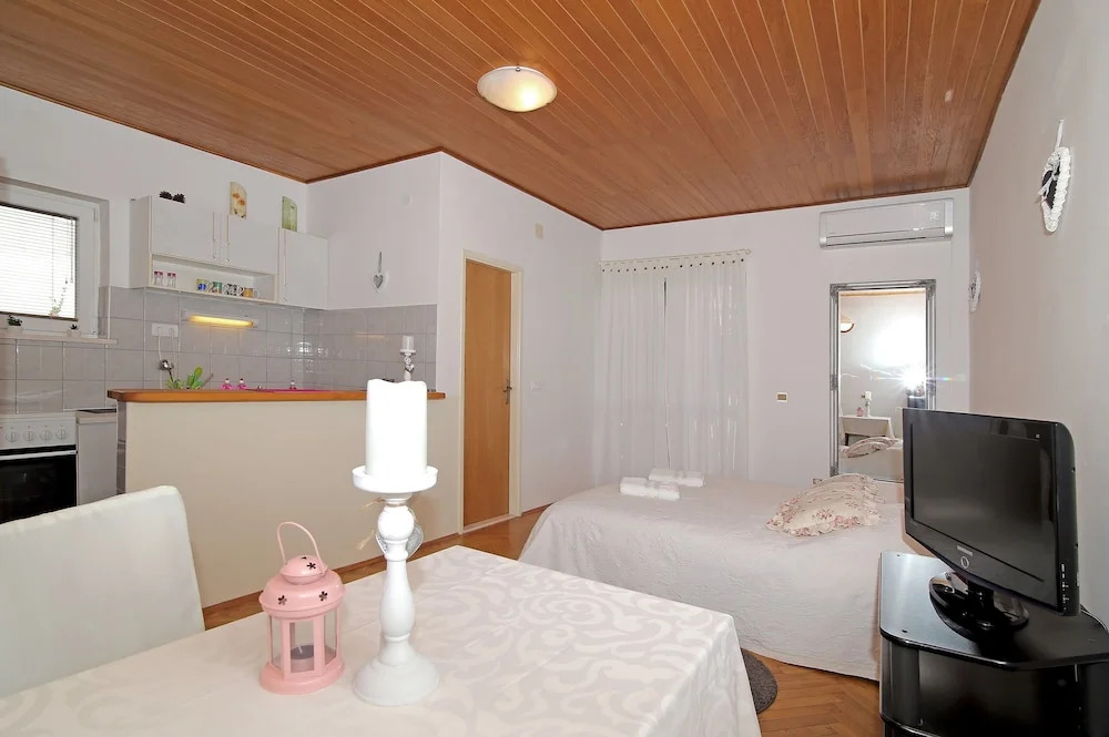 Apartment Sweet Romantic