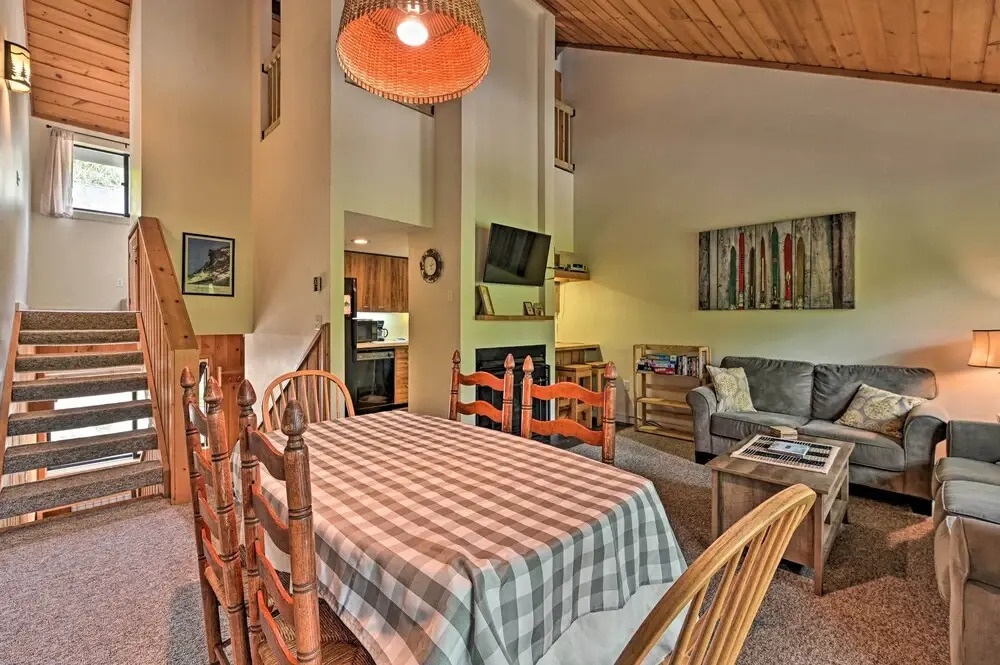Village of Loon Mtn Condo with Fireplace and Balcony!