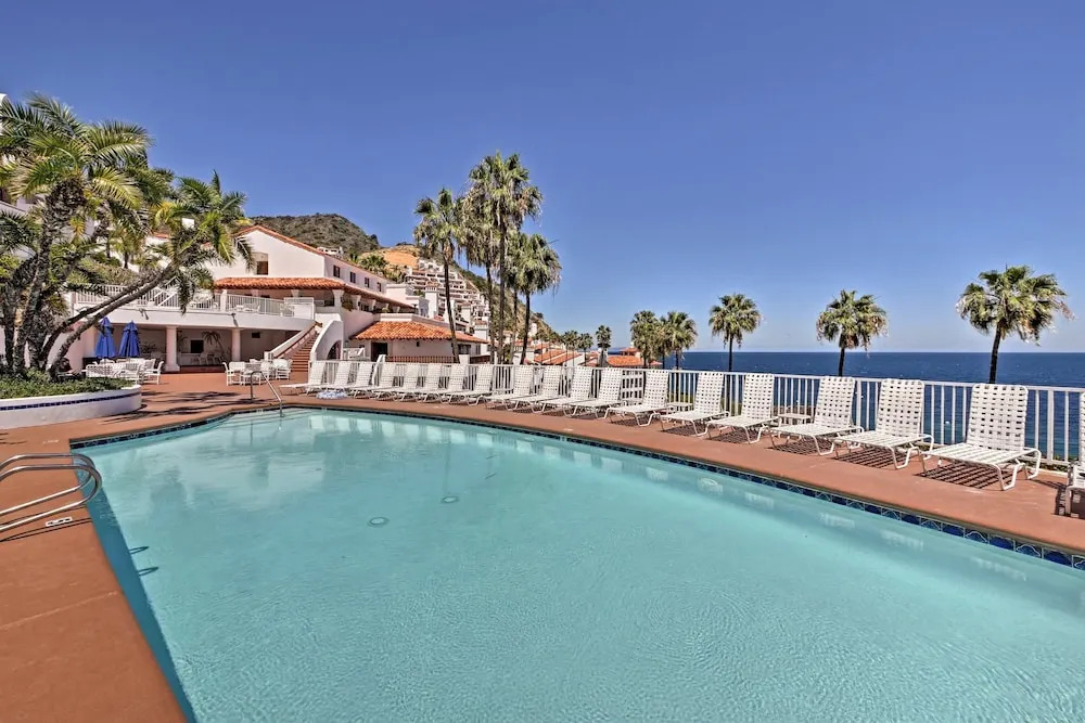 Ocean-view Hamilton Cove Penthouse W/ Pool & Gym 1 Bedroom Villa