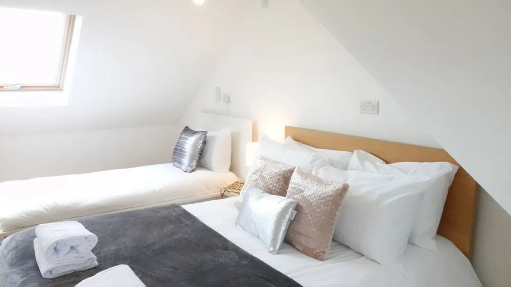 Private on suites- Private Bathroom every room-1 Bus to Heathrow Airport
