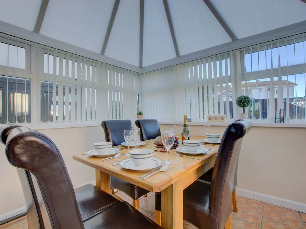 Detached Holiday Home With Beautiful Conservatory, Decorative Fireplace, and Charming Garden