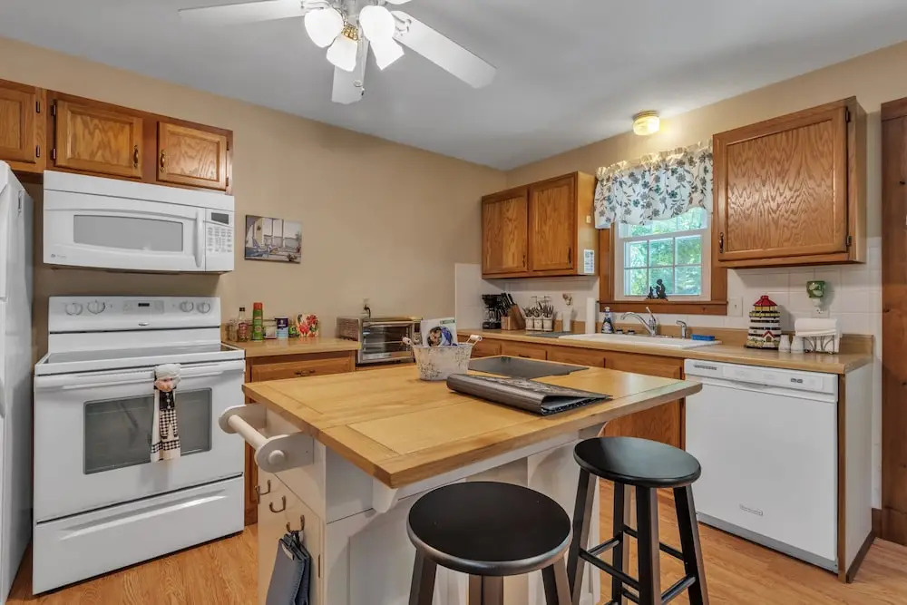 Cozy Bungalow Just Minutes From Mystic, Westerly Beaches, Boating And Casinos! 1 Bedroom Bungalow by RedAwning