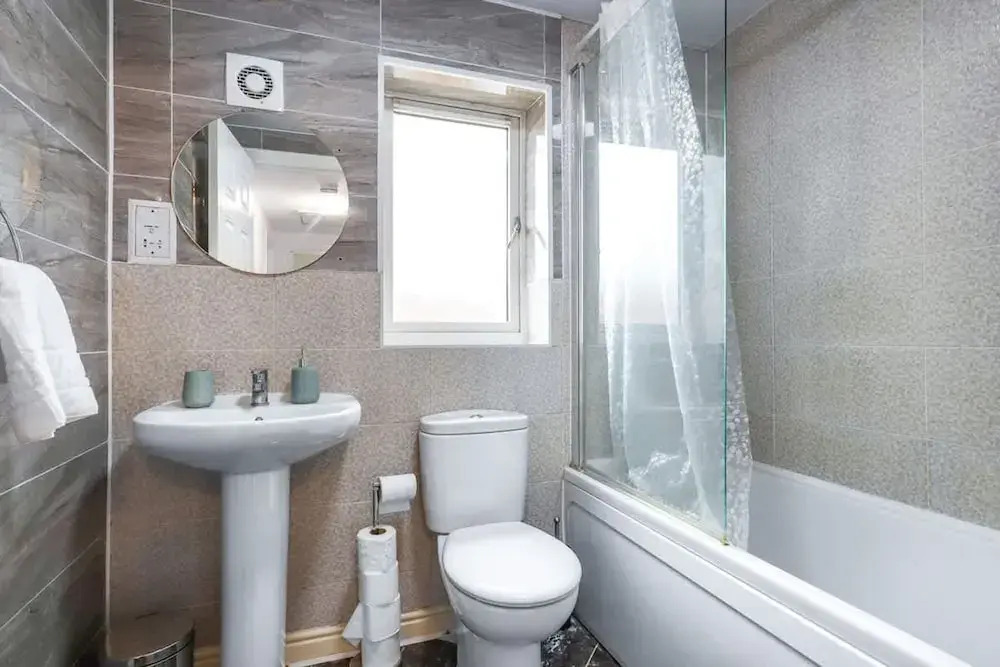 Fast Wi-fi Free Parking 10 Mins to City Centre