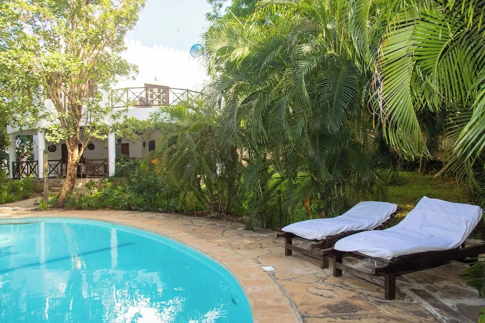 Secure Villa PundaMilia Sleeps 6 with Private Pool