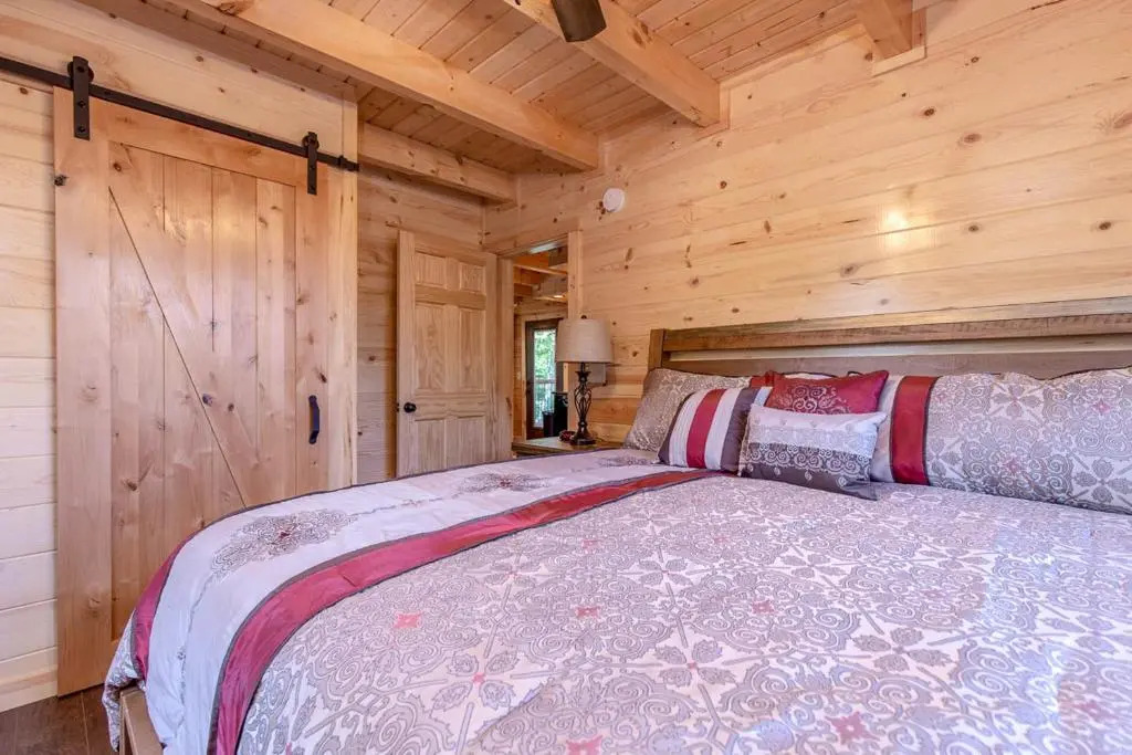 Pure Indulgence, 2 Bedrooms, Hot Tub, Pool Access, Theater Room, Sleeps 10
