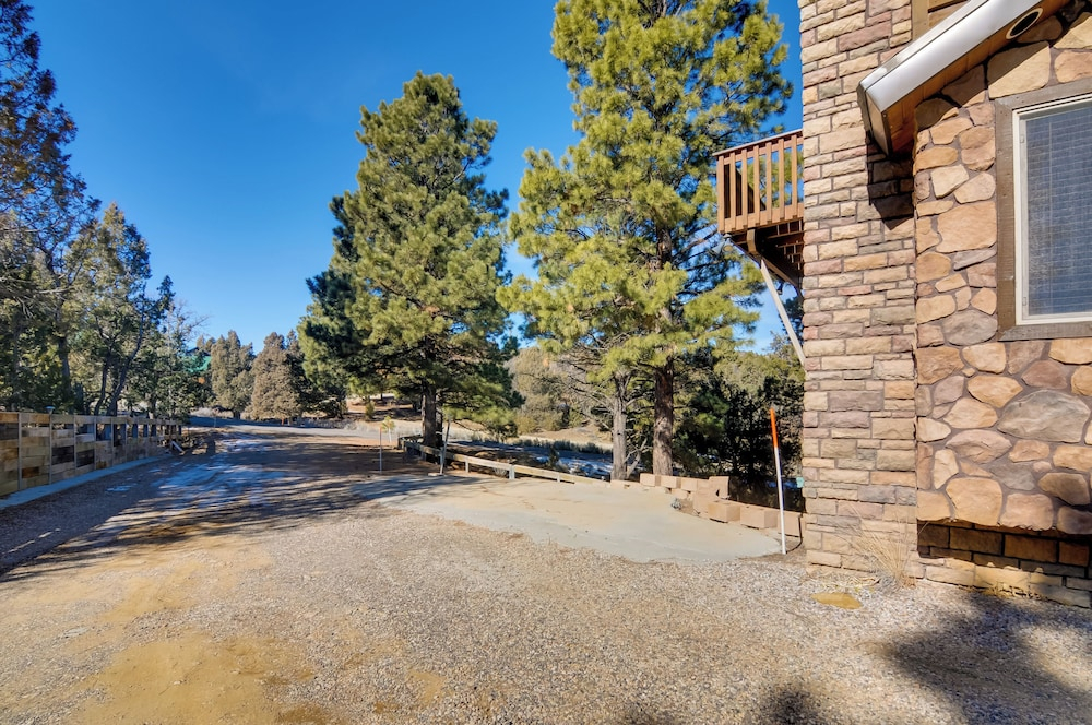 Woodsy Alton Couple's Retreat Near Bryce Canyon