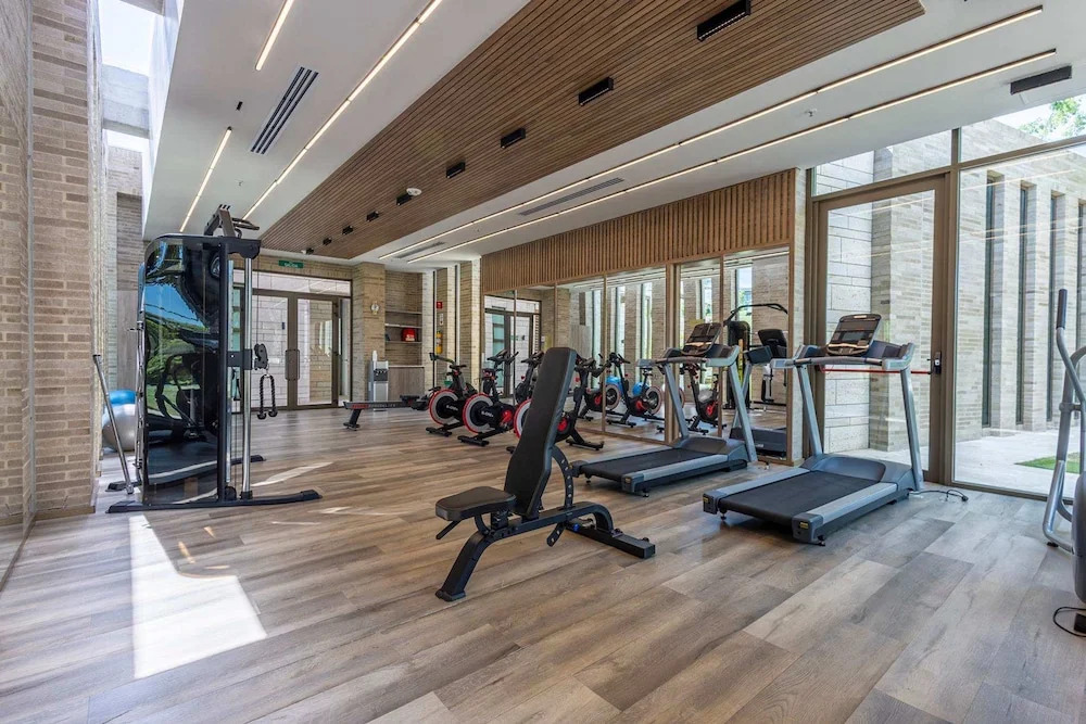 Luxe 2-br Ocean-view Apartment With Pool Gym Spa