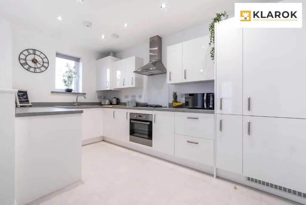 Large 2bed Central Apartment inc Free Parking by Klarok Accommodation Ltd