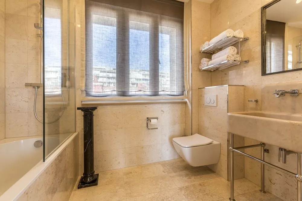 Queen Apartment