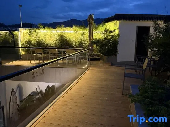 Yuerong Shanyuan Homestay
