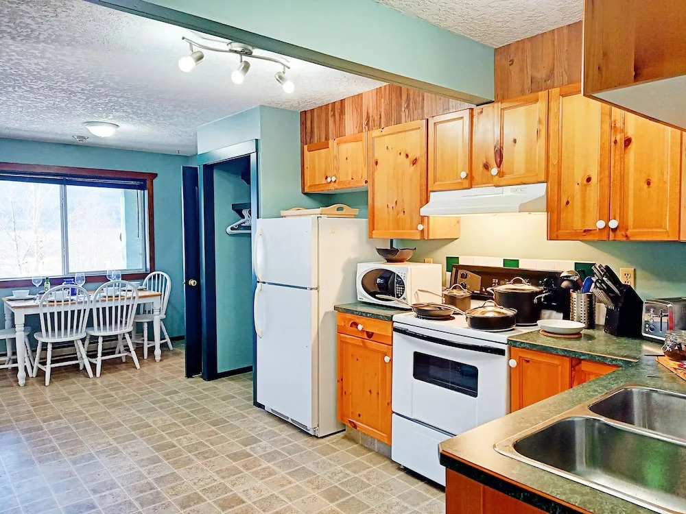 Golden Mountain View Suites