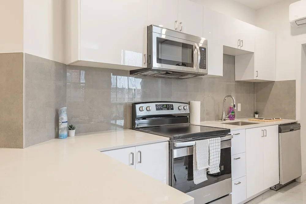 Beautiful Private Bedroom in Mile-End
